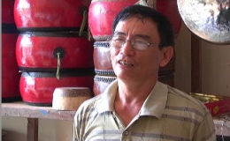 Nhip đời qua ống kính ” Gia đình ông Phạm Văn Thêu đã bao đời gắn bó với nghề làm trống”