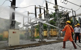 Vệ sinh lưới điện bằng công nghệ “bắn nước”