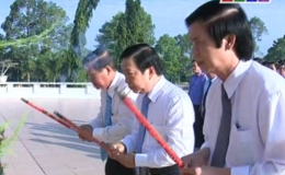 Đoàn dân quân chính đảng tỉnh Tiền Giang đặt vòng hoa viếng và dâng hương các Anh hùng liệt sĩ