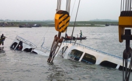 Chìm phà chở 200 người ở Bangladesh