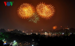 Pháo hoa rợp trời Hà Nội trong ngày kỷ niệm 60 năm giải phóng Thủ đô