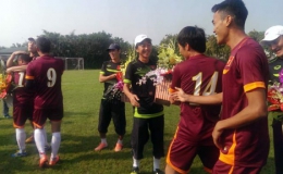 Các tuyển thủ ĐT Việt Nam tặng hoa thầy Miura