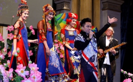 Hoa hậu Ngọc Hân trình diễn áo dài ở Tòa Thị chính Paris