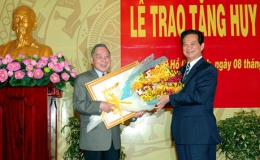 Trao tặng Huy hiệu 55 năm tuổi Đảng cho nguyên Thủ tướng Phan Văn Khải