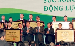 Thủ tướng trao Bằng công nhận “Huyện nông thôn mới” đầu tiên trên cả nước