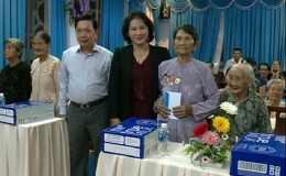 Phó Chủ tịch Quốc Hội Nguyễn Thị Kim Ngân tặng quà tết cho các gia đình chính sách và hộ nghèo  trên địa bàn Tp.Mỹ Tho