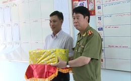 Thứ trưởng Bộ Công an tặng quà Trường THCS Nam Định