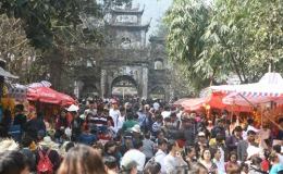 Hơn 50.000 du khách đến chùa Hương trong ngày khai hội