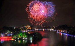 Hà Nội: Bắn pháo hoa ở bãi giữa Sông Hồng