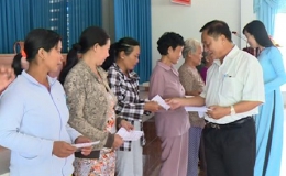 Ban chỉ đạo Tây Nam Bộ tặng quà cho các hộ nghèo huyện Tân Phước