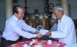 Lãnh đạo tỉnh tặng quà cho gia đình chính sách huyện Gò Công Tây