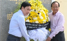Lãnh đạo tỉnh viếng tượng đài tưởng niệm bộ đội tình nguyện Việt Nam tại Campuchia