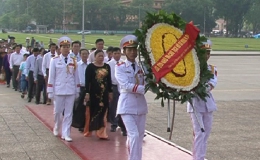 Đoàn Đại biểu tỉnh Tiền Giang  viếng lăng Chủ tịch Hồ Chí Minh .