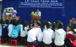 Tổ chức Samaritan’s Purse trao quà cho học sinh ở thị xã Cai Lậy và  huyện Cái Bè