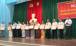 Khen thưởng các tập thể, cá nhân xuất sắc trong học tập và làm theo tấm gương đạo đức Hồ Chí Minh