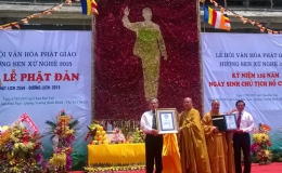 Trưng bày bức tranh chân dung Chủ tịch Hồ Chí Minh được kết từ hơn 10 nghìn bông hoa sen