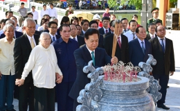 Thủ tướng dâng hương tưởng niệm Tổng Bí thư Nguyễn Văn Linh