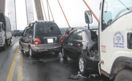 “4 ô tô tông liên hoàn trên cầu Rạch Miễu do mưa lớn”