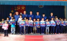 Tặng quà cho học sinh nghèo vượt khó tại 3 xã Thị xã Gò Công