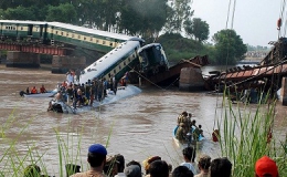 Pakistan: Tàu hỏa rơi xuống kênh, hơn 100 người thương vong