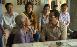 Phó Bí thư tỉnh ủy Lê Hồng Quang thăm các gia đình chính sách ở Thị xã Gò Công