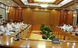 Bộ Chính trị làm việc với Ban Thường vụ 10 tỉnh ủy