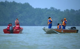 Lật thuyền chở 100 người ngoài khơi Malaysia