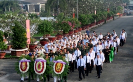 Đoàn đại biểu Đại hội Đảng bộ tỉnh Tiền Giang viếng nghĩa trang liệt sĩ tỉnh