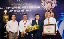 Áo dài gắn hình tượng phượng hoàng bằng vàng được xác lập kỷ lục Việt Nam
