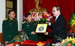 Đồng chí Nguyễn Thiện Nhân thăm, chúc mừng Bảo tàng Lịch sử Quân sự Việt Nam