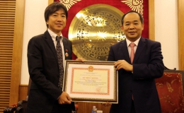 HLV Miura nhận kỷ niệm chương