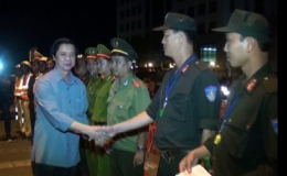 Lãnh đạo tỉnh thăm, chúc tết và tặng quà cho CNVC lao động, lực lượng vũ trang làm nhiệm vụ đêm giao thừa.