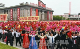 Nhà lãnh đạo Triều Tiên Kim Jong-un chủ trì cuộc diễu hành sau Đại hội Đảng