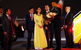 Thiếu nữ Việt trong tà áo dài tặng hoa cho ông Obama là ai?