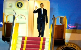 Tổng thống Obama đến sân bay Nội Bài
