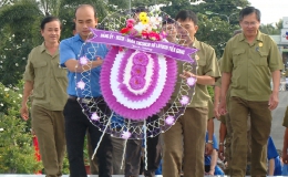 Hội Cựu chiến binh và Chi Đoàn Sở Lao động Thương binh Xã hội đặt tràng hoa, viếng nghĩa trang liệt sĩ tỉnh.