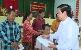 Bí thư Tỉnh ủy Tiền Giang  tặng quà nạn nhân chất độc da cam