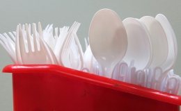 Đồ bếp từ nhựa sẽ hoàn toàn biến mất tại Pháp