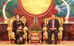 Chủ tịch Quốc hội Nguyễn Thị Kim Ngân chào Tổng Bí thư, Chủ tịch nước Lào