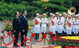 Chủ tịch nước Trần Đại Quang đón Tổng thống Pháp Hollande