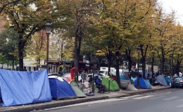 Người di cư dựng lều, vạ vật trên đường phố ở Paris