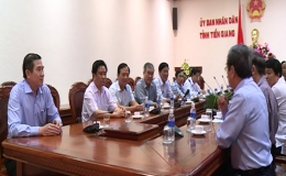 Chủ tịch UBND tỉnh Tiền Giang tiếp xúc với các doanh nghiệp.