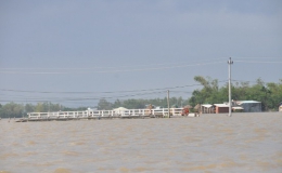 Mưa lũ gây nhiều thiệt hại cho 2 tỉnh Quảng Ngãi và Bình Định