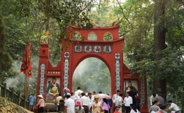 Đền Hùng thu hút hơn 10.000 du khách đến dâng hương đầu năm
