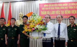 Chủ tịch Ủy ban Trung ương MTTQ Việt Nam Nguyễn Thiện Nhân thăm, chúc mừng cán bộ, nhân viên y tế tại TP Hồ Chí Minh