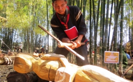 Các nghệ nhân thi tạc tượng gỗ các dân tộc Tây Nguyên