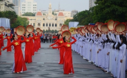 Đồng diễn áo dài trên phố đi bộ Nguyễn Huệ