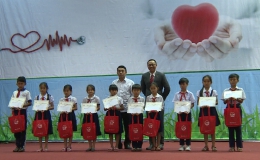 Bảo hiểm  AIA Tiền Giang khám sức khoẻ và tặng quà cho học sinh nghèo