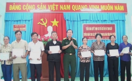 Trao giấy chứng nhận cho những người tham gia dân công hỏa tuyến huyện Châu Thành
