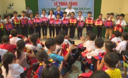 Tổng LĐLĐ tặng 500 chiếc cặp phao cho học sinh